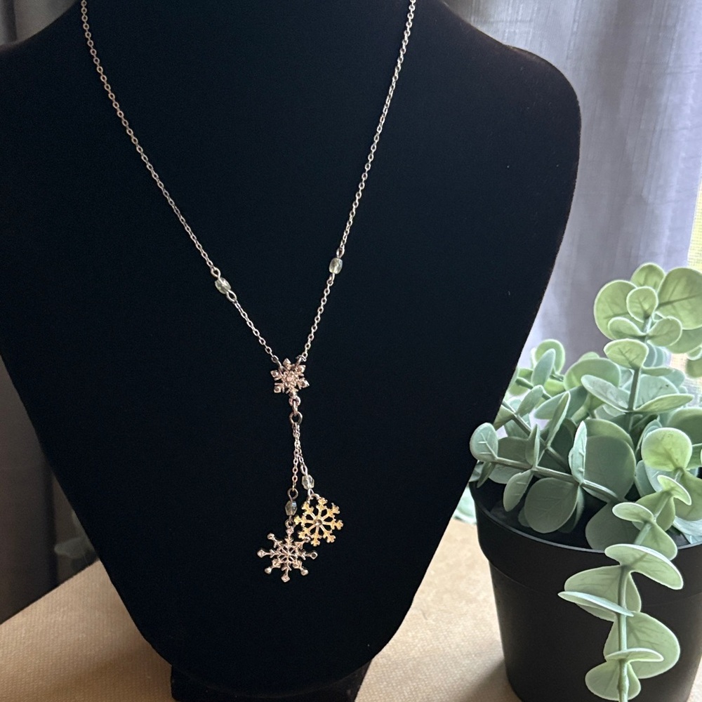 Vintage 2006 Two-tone Snowflake Rhinestone Charm Necklace NIB Gift Ready Avon
